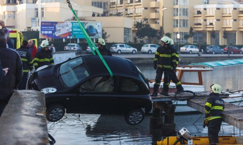 [FOTO/VIDEO] Zadarski vatrogasci u neobičnoj akciji spasili vozačicu čiji je auto umalo proklizao u more
