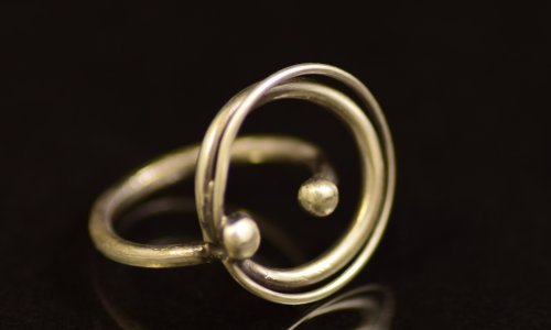 Iako je po profesiji ekonomist, oduvijek ju je privlačila umjetnost i kreativnost i zato se uputila u tom pravcu