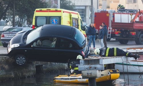 Nakon što je spašena iz automobila koji je visio s mola, zadarska vozačica dobila kaznu. Otkrila je kako se sve dogodilo