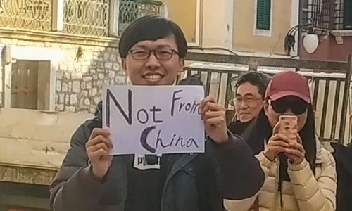 Crni humor: Azijski turist prošetao Šibenikom s natpisom 'Nisam iz Kine'