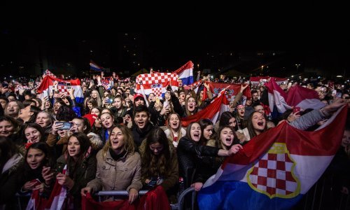 Ludilo u Mostaru; više od deset tisuća navijača dočekalo hrvatske srebrne rukometaše