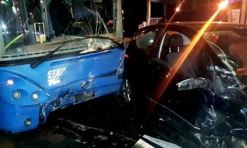 Zabio se prvo u automobil, potom udario u autobus ZET-a; Hitna odvezla vozača autobusa