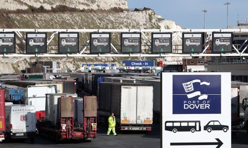 Antibrexit aktivisti u Doveru razapeli natpis 'Još uvijek volimo EU'