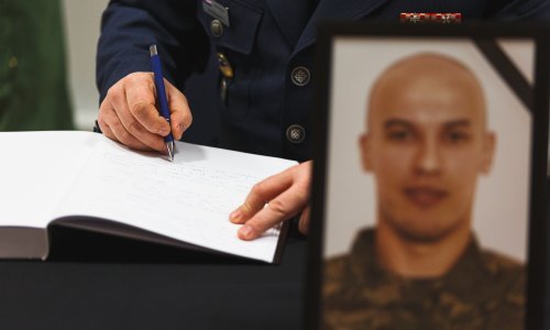 Otvorene Knjige žalosti za poginule pilote Baturinu i Klarina u Zemuniku