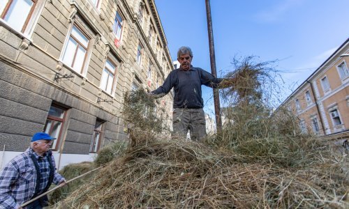 Kožarićev 'Stog sijena' opet postavljen u centar Rijeke