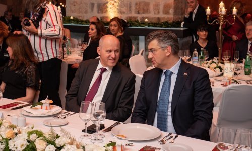 Plenković i Grabar Kitarović u Dubrovniku na obilježavanju Dana sv. Vlaha, pogledajte kako je bilo na večeri od kandelore u Revelinu