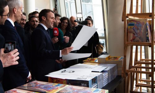 Francuski policijski sindikat bijesan zbog Macronove fotografije s autorom kontroverzne karikature