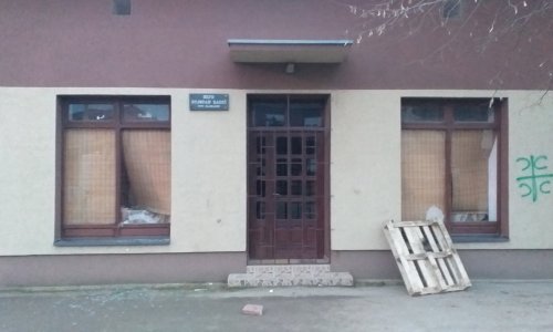 Razbijeni prozori na Hrvatskom domu u srijemskom Novom Slankamenu