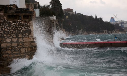 Kaotična srijeda u brojkama: Srušena stabla, električni i telefonski stupovi, otpale fasade - građani hitne službe zvali stotine puta