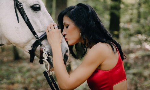 U dugoj crvenoj haljini: Ana Rucner po prvi put zajahala konja