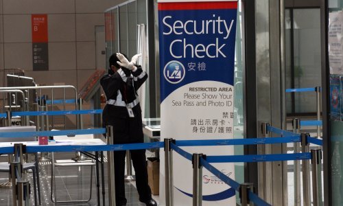 Više od 1800 putnika zarobljeno na kruzeru kod Hong Konga; testiraju se na koronavirus