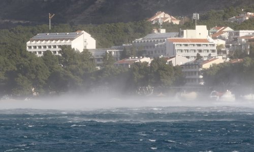 Zbog olujne bure i višemetarskih valova prekinut promet na Jadranu