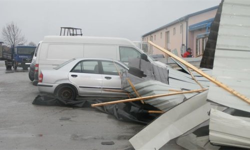 [FOTO] Olujni vjetar u Županji polupao čak 11 automobila