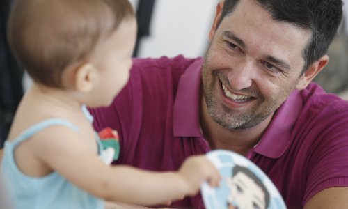 Finska izjednačuje trajanje plaćenog dopusta za oba roditelja