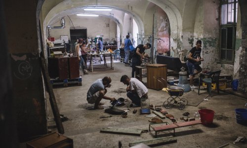 Romi s umjetnicima od otpada izrađuju ukrasne predmete, posjetite njihovu izložbu u Zagrebu