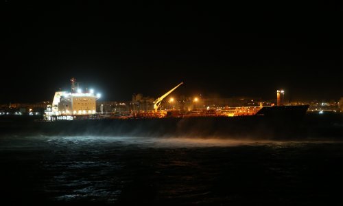 Kaos zbog nevremena: Na otok se nasukao tanker, nema otvorene ceste za teretna vozila i autobuse