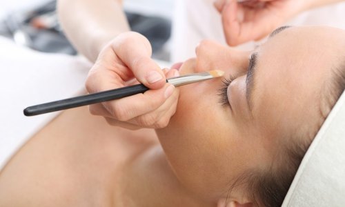 Muče vas tamni podočnjaci? Ovih pet korektora prekrit će ih kao od šale