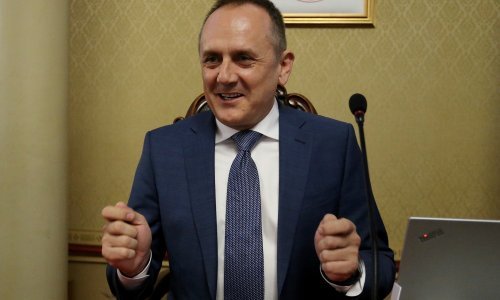 [VIDEO] Poplava amandmana zadala glavobolju Dragi Prgometu; zaboravio na mikrofone pa sočno opsovao