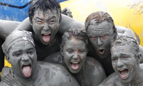 Od glave do pete u blatu, ali uživaju k'o prasci