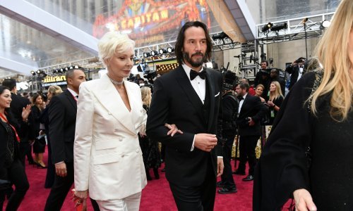 Partnerica nije bila u blizini: Keanu Reeves na crvenom je tepihu ponosno pozirao sa zgodnom i dotjeranom mamom