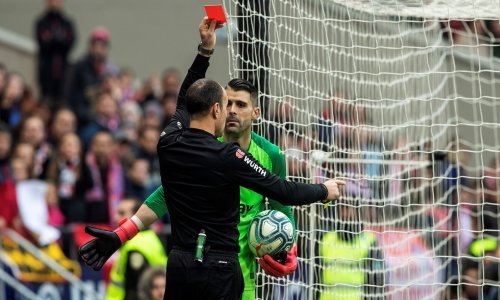 Sudac glavom udario golmana, pokazao mu crveni karton, a sad njemu stigla zaslužena kazna