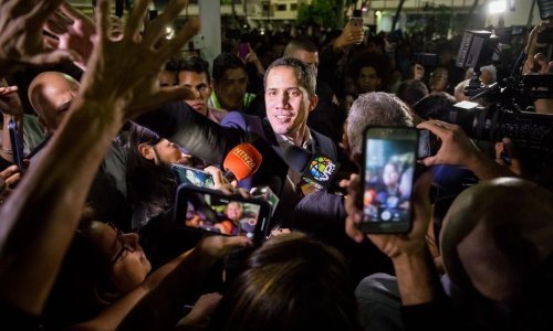 Guaidoa na povratku s međunarodne turneje dočekali sukobi u zračnoj luci u Caracasu