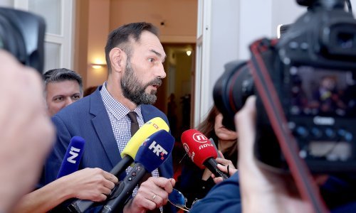 Jelenića razapeli u Saboru: Ništa ne radite. Nije li vam neugodno?