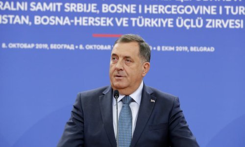 Dodik tvrdi da mu je američki veleposlanik prijetio, najavio kako neće popustiti