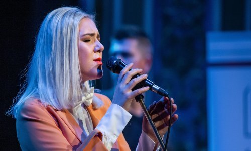 Mlada pjevačica s odličnim osjećajem za modu obožava narančastu