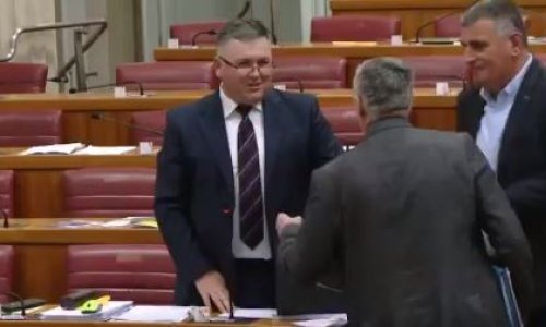 [VIDEO] Glasnović kolegi kazao da je kameleon, gnjida i majmun, a potom mu se unio u lice