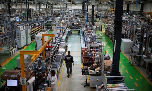 Pad broja zaposlenih u industriji na mjesečnoj i godišnjoj razini, no jedan sektor je zabilježio lagani rast