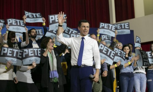 Bernie Sanders osuđuje homofobne napade na Petea Buttigiega