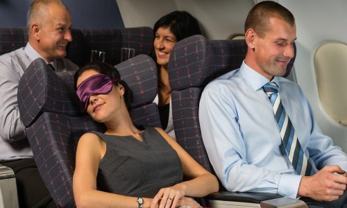 Viralni video aktualizirao vječno pitanje - je li u redu spustiti naslon sjedala u avionu?