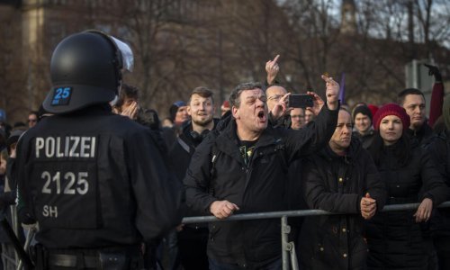[FOTO] Neonacisti održali skup u Dresdenu, tisuće prosvjeduju protiv obnove fašizma u Erfurtu, prosvjed i u Muenchenu