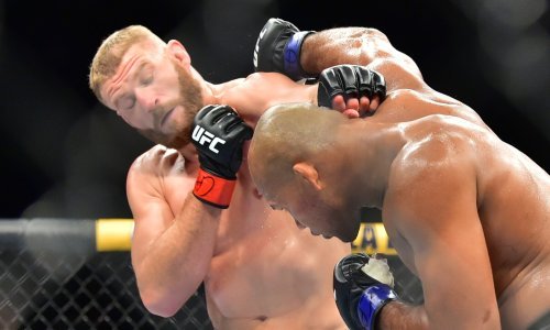 Poljak Blachowicz strašnim nokautom sve riješio u prvoj rundi pa prozvao Jonesa; sunaslovna borba donijela diskvalifikaciju, mnogi to ne bi slavili...