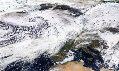 Oluja Dennis divlja u Velikoj Britaniji, u Walesu poglašen crveni alarm: Meterološki uvjeti su opasni po život