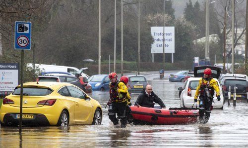 Oluja Dennis poharala Veliku Britaniju; na snazi više od 300 upozorenja; prijete poplave i prometni kaos