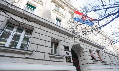 Sindikat moli osiguranike i umirovljenike da privremeno odgode dolazak u HZMO