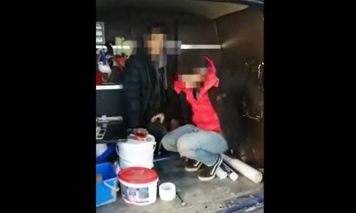 [VIDEO] Dva Belgijanca na A3 prevozila četiri migranta u prilagođenom kombiju; pogledajte u kojem minijaturnom prostoru su ih vozili