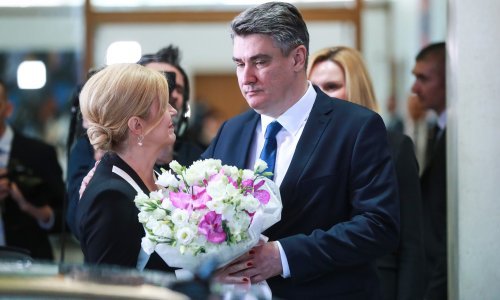 Buket cvijeća i koračnica za kraj: Pogledajte kako je Milanović ispratio Kolindu Grabar Kitarović