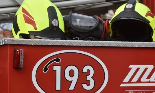 Požar izbio u dva kontejnera te zahvatio dva osobna vozila