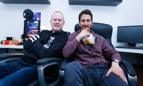 Izgubio je šaku, ali ga to nije spriječilo da igra videoigre. Sad s prijateljima u dnevnom boravku razvija startup kojim želi pokoriti svijet: Želimo našim proizvodima pomoći svim invalidima da gejmaju