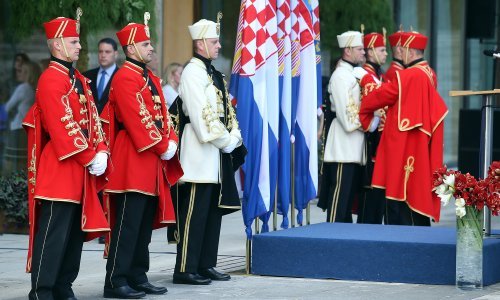 Milanović ukinuo svečane odore, Krstičević: 'Mi ćemo ih i dalje koristiti'