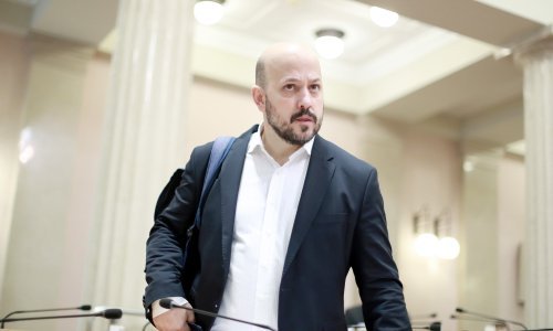 Zaiskrilo oko službene statistike; Maras: 200.000 građana se iselilo; Perić: Iseljavanje se smanjuje