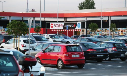 Blokerom signala na parkingu šoping centra blokirao zaključavanje auta, a potom iz njih krao stvari
