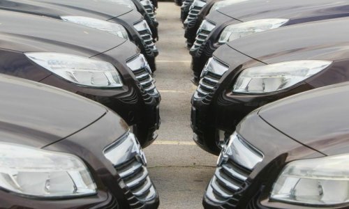 U državnim agencijama i zavodima voze se sve u šesnaest