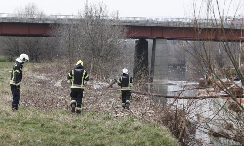Nepoznata osoba skočila s Mosta mladosti u Savu