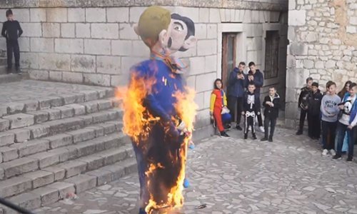 Policija provodi izvide u slučaju paljenja lutke gay para na karnevalu u Imotskom