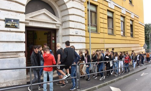 Pulskim gimnazijalcima koji su se vratili iz Italije poručili iz škole: Ostanite u kućnoj izolaciji i ne izlazite iz kuće