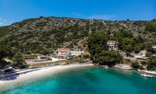 Amerikanka tvrdi da je potjerana iz konobe na Hvaru jer je lezbijka, vlasnik: Istina je potpuno drugačija